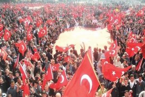 60 bin kişi şehitler i&ccedil;in y&uuml;r&uuml;d&uuml;