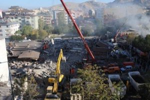 Deprem değil bina &ouml;ld&uuml;r&uuml;r s&ouml;z&uuml;n&uuml;n fotoğrafı