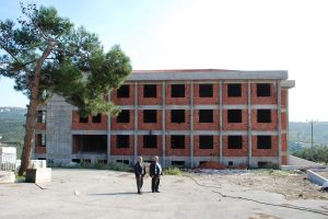 Sağlık lisesinin bitirilmesi i&ccedil;in hayırseverlerin desteği bekleniyor