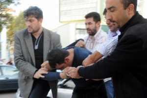 Cezaevi firarisini yakalayan polisler saldırıya uğradı