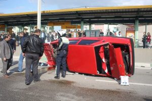 Otomobil metro istasyonuna &ccedil;arptı: 2 yaralı
