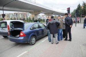 Lastiği patlattılar, 8 bin TL'yi &ccedil;aldılar