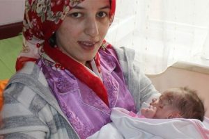 İlk işi Azra'yı emzirmek oldu