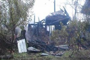 Odun kurutmak isterken 3 katlı evi k&uuml;l etti