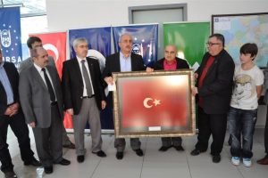 89 yıllık T&uuml;rk Bayrağı Bursa Kent Konseyi'nde