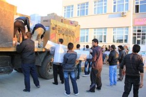 &Uuml;niversite &ouml;ğrencilerinden van'a 2 tır dolusu yardım malzemesi