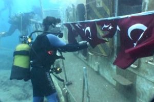 24 şehit i&ccedil;in 24 T&uuml;rk Bayrağıyla daldılar