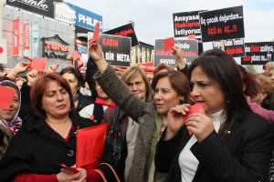 CHP'li kadınlardan h&uuml;k&uuml;mete kırmızı kart