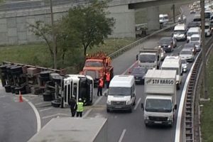 Beton y&uuml;kl&uuml; tır devrildi, trafik yine fel&ccedil;