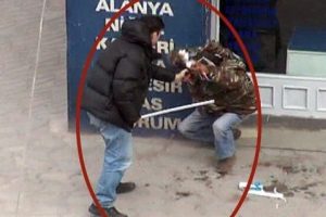 Sokak ortasında boruyla meydan dayağı