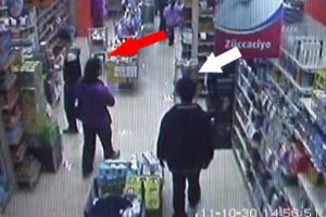 Anne ve oğlu hırsızlık yaparken b&ouml;yle yakalandı