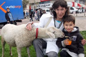 Kuzusuyla bayram alışverişine &ccedil;ıktı