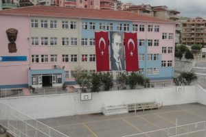 Cumhuriyet İlk&ouml;ğretim Okulu'na beyaz bayrak