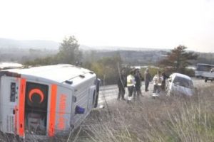 Hasta almaya giden ambulans kaza yaptı
