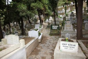 Bursa'da mezarlıklar bayrama hazır