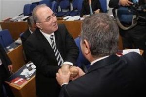 İ&ccedil;işleri Bakanı'na Meclis'te tutukluluk protestosu