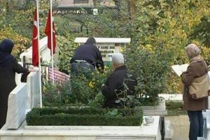 Şehitlikte h&uuml;z&uuml;nl&uuml; bayram