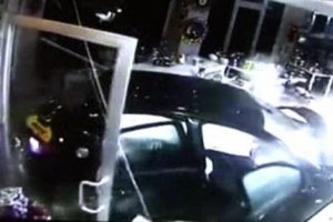 Kaza yapan otomobil mağazaya b&ouml;yle daldı