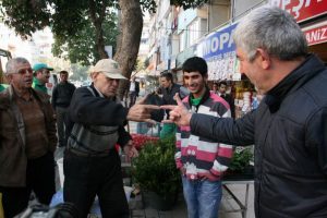 Evinden 10 kamyon &ccedil;&ouml;p &ccedil;ıkarılan adamdan temizlik dersi!
