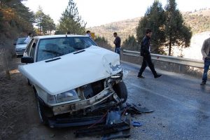 Buzlanan yolda feci kaza