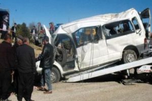 Aşırı hız ve fazla yolcu faciası: 4 &ouml;l&uuml;, 20 yaralı