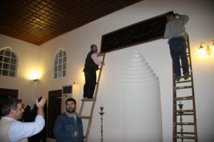 El işi hat yazıları ile camileri s&uuml;sl&uuml;yorlar