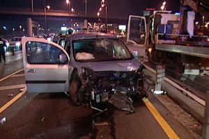 Arkadaşlarını ambulanstan indirmek i&ccedil;in uğraştılar