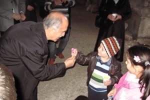 Vali Harput İznik'te &ccedil;ocuklara şeker dağıttı