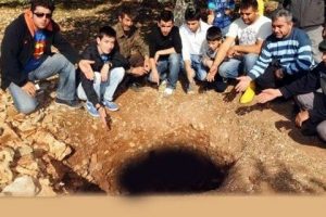 Tarlanın ortasında esrarengiz &ccedil;ukur