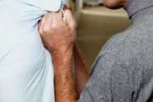Kazayı merak etti, demir &ccedil;ubukla d&ouml;v&uuml;ld&uuml;
