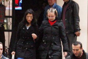 14 yaşındaki kız babasını bı&ccedil;aklayarak &ouml;ld&uuml;rd&uuml;