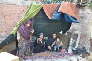 Evleri yanan aile bayramı &ccedil;adırda ge&ccedil;irdi