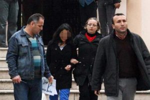Babasının &ouml;l&uuml;m&uuml;nden habersiz adliyeye sevk edildi