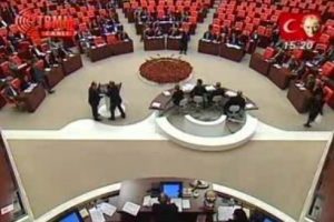 Kamer Gen&ccedil;'i k&uuml;rs&uuml;den iterek uzaklaştırdılar