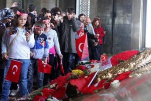 B&uuml;y&uuml;k &Ouml;nder Atat&uuml;rk t&uuml;m yurtta b&ouml;yle anıldı