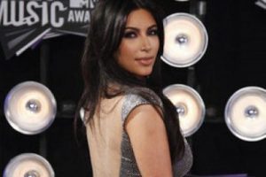 Kim Kardashian kocasını aldattı mı?