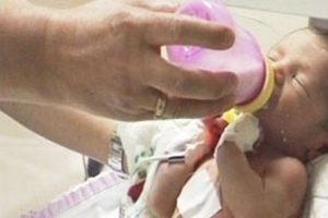 Vicdansız anne bir g&uuml;nl&uuml;k bebeğini sokağa bıraktı!
