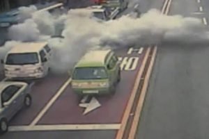 Otob&uuml;s&uuml;n yakıt tankı yol ortasında b&ouml;yle patladı