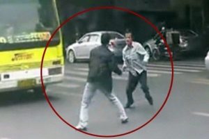 Sokak ortasındaki dehşet b&ouml;yle g&ouml;r&uuml;nt&uuml;lendi