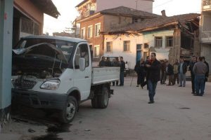 Ehliyetsiz s&uuml;r&uuml;c&uuml; yayalara &ccedil;arptı