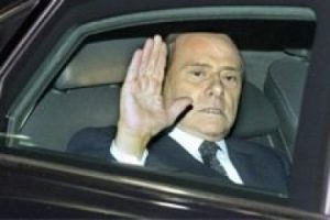 Berlusconi'den "politikaya d&ouml;nebilirim" sinyali