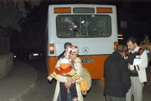 PKK yolcu dolu otob&uuml;s&uuml; yakmak istedi