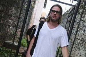 Brad Pitt'ten milyonları &uuml;zen a&ccedil;ıklama