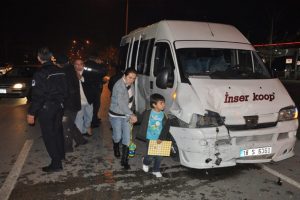 Bursa'da servis minib&uuml;s&uuml; ile otomobil &ccedil;arpıştı