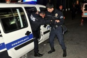 Polis aracında biber gazı patladı