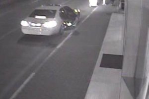 Otomobil &ccedil;alan hırsız kadını b&ouml;yle s&uuml;r&uuml;kledi
