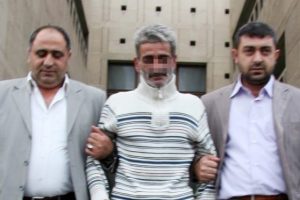 Eşini sokak ortasında bı&ccedil;aklayan kocaya 15 yıl