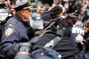 New York karşıtı: Y&uuml;zlerce g&ouml;zaltı