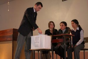 Yenişehir'de &ouml;ğrenciler sandık başına gitti