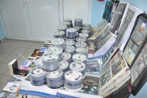 İneg&ouml;l'de korsan cd ve kitap operasyonu
